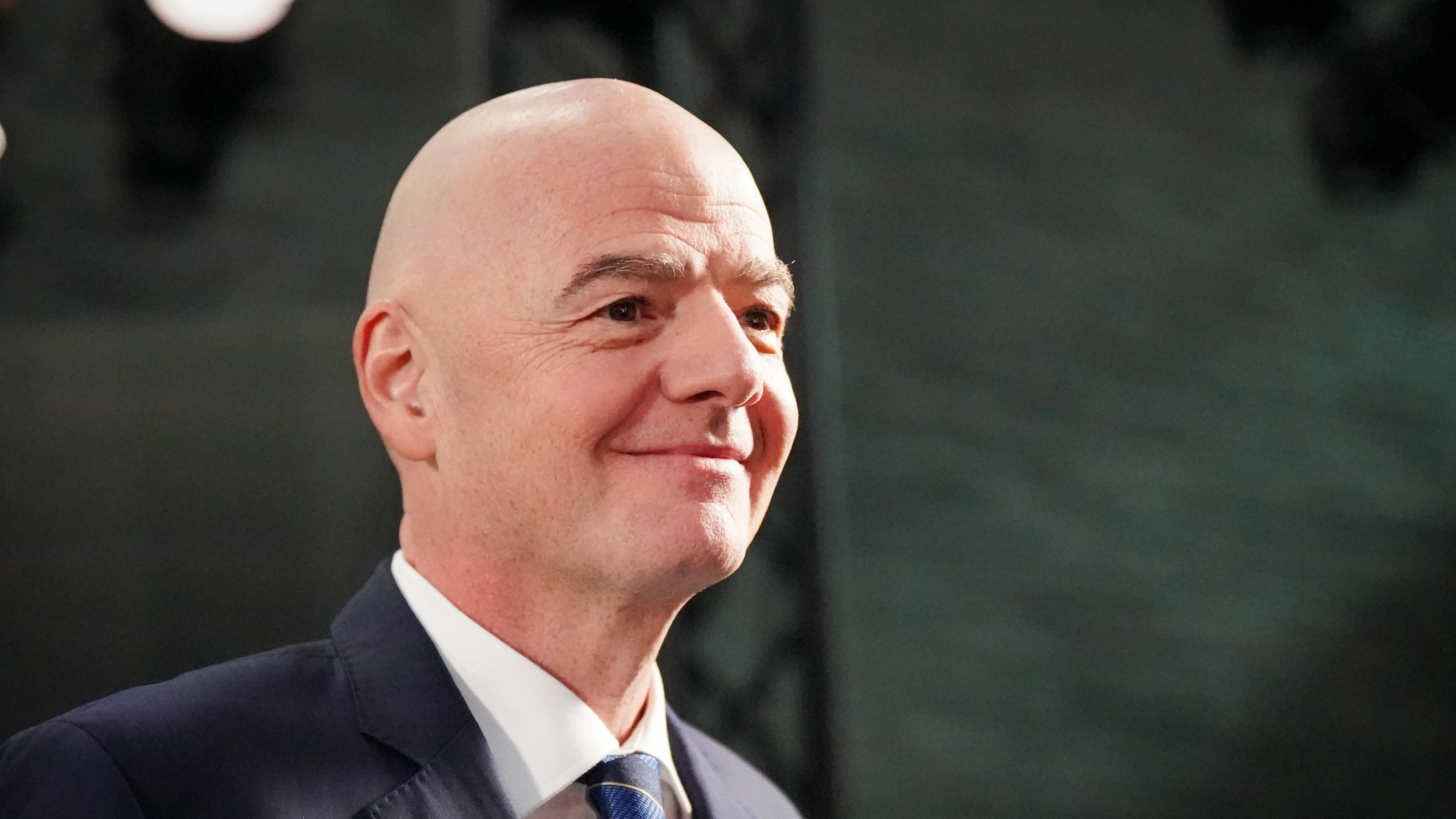 国际足联主席因凡蒂诺放弃出售世界杯商业权计划,引发广泛争议后紧急叫停