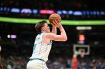 历史级射手!克尼佩尔前17场命中63记三分历史第一 命中率43.8%