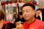 人气火爆！球迷在酒店与林加德合影，球队工作人员护送其进入电梯