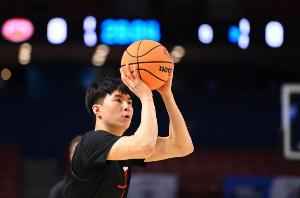 媒体人：我们的队员还是太“礼貌”了 让李贤重打得太轻松