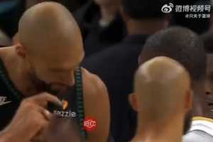 秃然的自我！戈贝尔赛后与杰伦·布朗讨论发型 大光头小白乱入