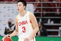 媒体人:胡明轩是正值当打之年的全明星后卫 怎么会低迷成这样?