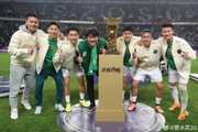 曹永竞晒多图庆祝足协杯夺冠：国安！是冠军！?