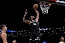 四哥进化了！克拉克斯顿抢到篮板一条龙 单臂滑翔劈扣！