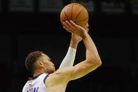 萨城库里！拉文外线连续命中两记三分球