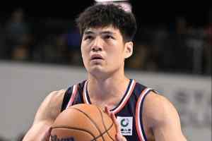 可圈可点！陈国豪半场5中4拿到11分5板全队最高 罚球4中3