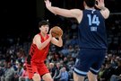 开拓者媒体人:对位埃迪要么成为男人要么哭鼻子 杨瀚森打得不错