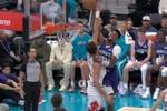 差一点就十佳球！米勒右侧突破起飞想要隔扣科林斯 可惜扣飞