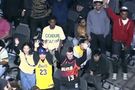 差点就能见到偶像了！NBA杯西决场边惊现詹姆斯球迷