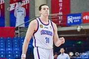 身手全能！大卫·詹姆斯半场8中4拿到13分7板6助 罚球4中3