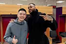 杨鸣晒合照：和大莫一起工作的第四个赛季 祝他34岁生日快乐