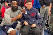 彼此的幸运符❤!哈登赛前与中国留学生约翰·郝拥抱并合影