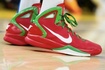 15年前的存货？库里赛前热身穿的是他2010年的Hyperdunk PE