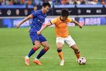 记者：完成人生的华丽转身，郑龙已出任青岛海牛助理教练