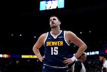 约基奇伤退！苏群：如今NBA又快又凶伤病太多 全阵容打球太奢侈了