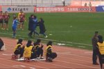 拉都拉不住！渝超大渡口队绝平被吹出界在先，球员暴怒追打裁判