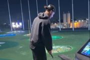 享受精彩人生！本西晒打高尔夫视频：看好了 一定要把动作做完整