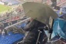 邮报：诺坎普球场在暴雨中受考验，记者的电子设备都被淋湿