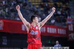 状态可以！郭艾伦20中10拿到25分3板6助 5次失误