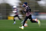 跑不死的体能储备！官方：皇马今日训练，球员佩戴平图斯面罩