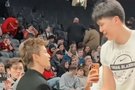 老乡来了！山东籍演员任嘉伦赛前观看杨瀚森训练 与小杨握手聊天