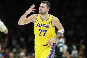 队记：东契奇未排除周五出战独行侠的可能性 并希望出战全明星