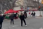 六台：马德里警方驱散伯纳乌外的本菲卡球迷，导致部分球迷受伤