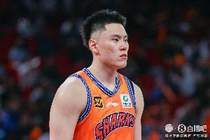 解说:因孩子出生 李弘权曾想婉拒男篮的邀请 但最后选择接受征召