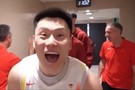 两连胜！中国男篮众将更衣室内开心庆祝 李弘权冲着镜头怒吼