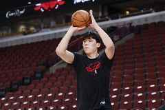 拓媒:杨瀚森压力很大 在NBA立足本来就很难 很多球员2年就消失了