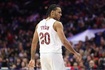 活力十足！泰森跟防大帽坎宁安 随后对抗防守抛投打中