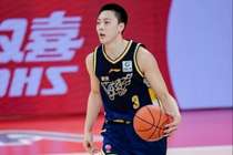 媒体人：胡明轩封盖曾繁日 这场景久违了 再给点耐心等他伤腿好些