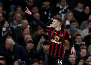 镜报:曼联关注伯恩茅斯中场斯科特,他将会面对切尔西的竞争