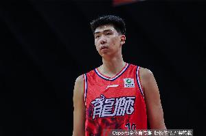 媒体人:龙狮投入在CBA排中下游 能竞争季后赛离不开全队的努力