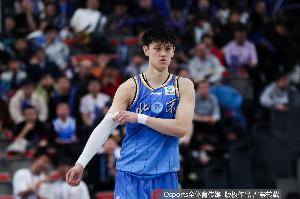 媒体人:曾凡博的膝盖伤有点严重 为了季后赛找状态硬撑着打的