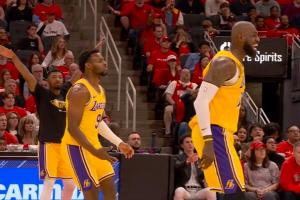 ?NBA季后赛历史首次父子连线！詹姆斯送空接 布朗尼反篮打进！