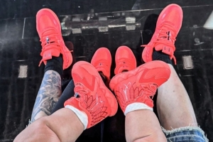 拉梅洛·鲍尔和女友首次公开儿子照片:一家三口同款球鞋自拍!