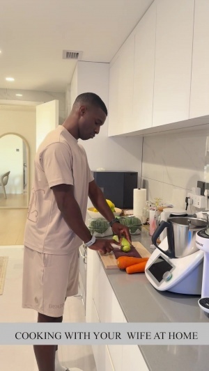 心情不错?法比奥社媒晒视频，厨房搞怪秀切菜刀功