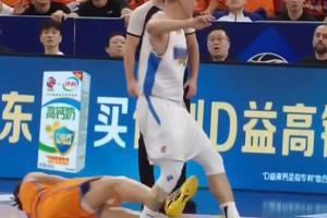 啥也没吹？翟晓川抢篮板推倒洛夫顿 后者直接使出剪刀脚绊人